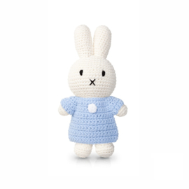 Strickmiffy in ihrem weichen blauen Kleid