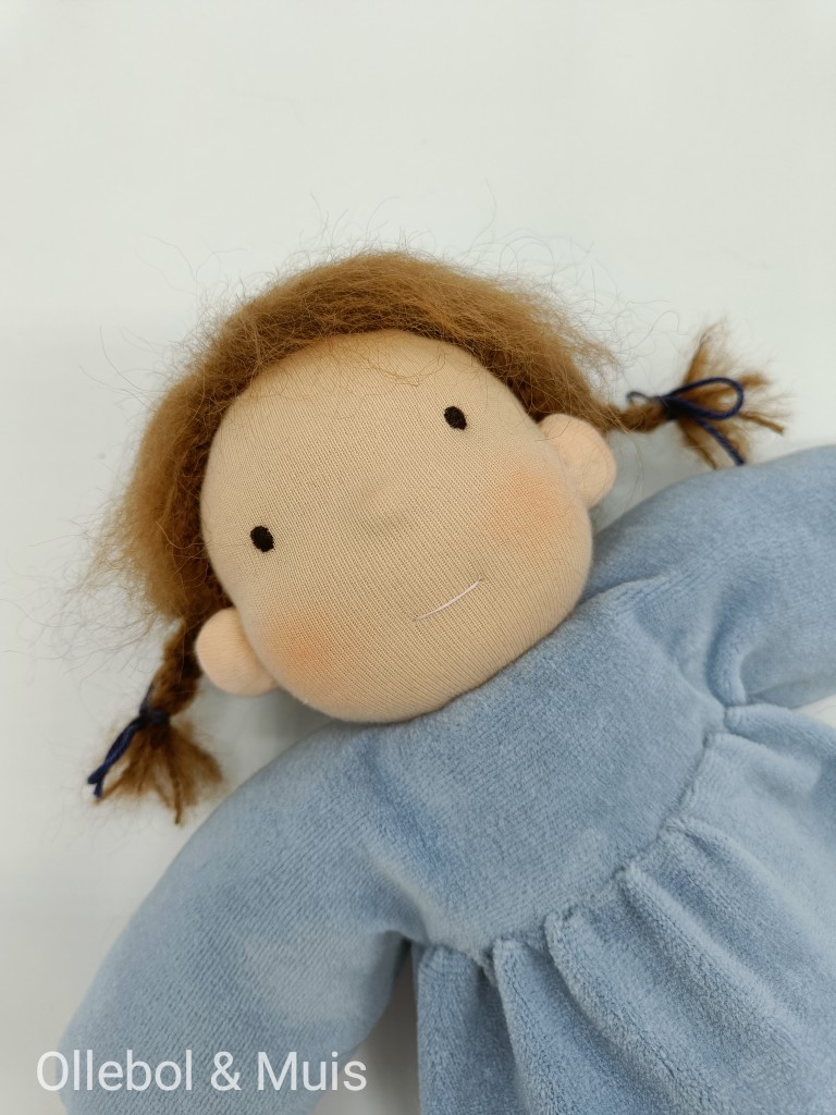 Knuffelpop licht blauw met bruine staartjes