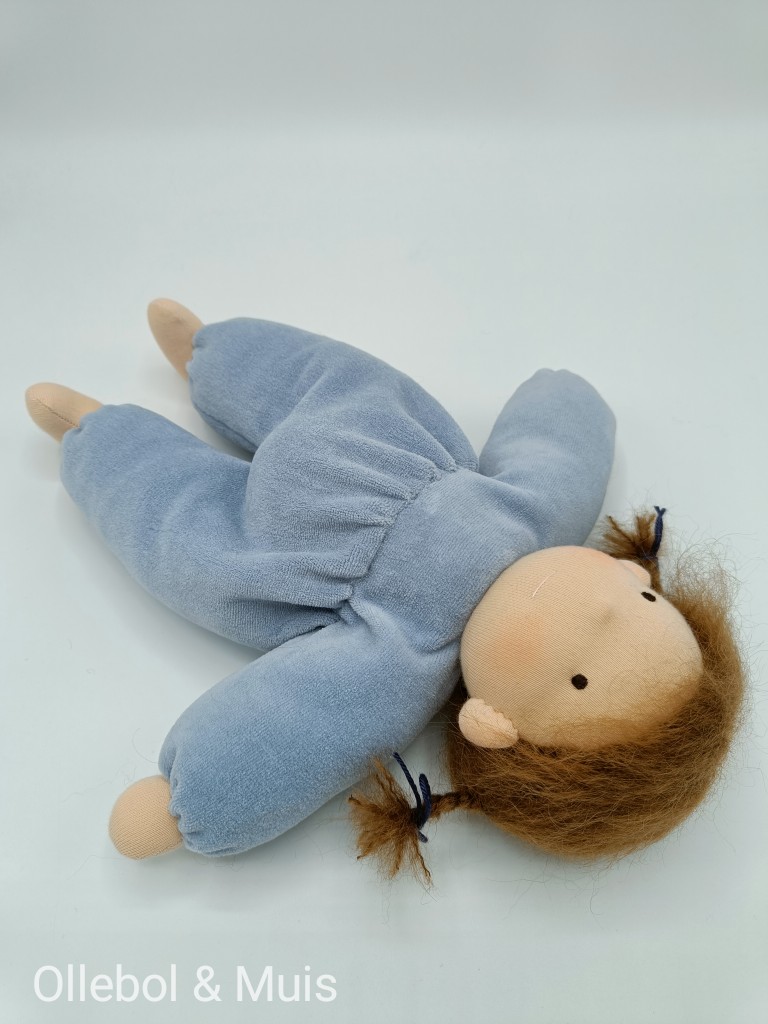 Knuffelpop licht blauw met bruine staartjes