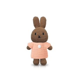 Strickmiffy in ihrem weiches rosa Kleid