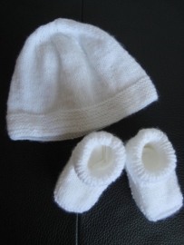 Omslagdoek, muts en slofjes