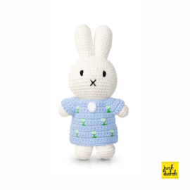 Strickmiffy in ihrem pastell blau kleid