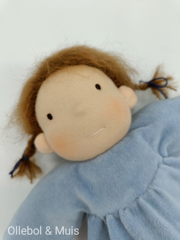 Knuffelpop licht blauw met bruine staartjes
