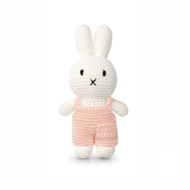 Strickmiffy in ihrem weiches rosa Kleid