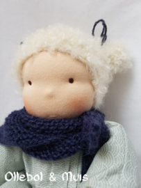 Slappe Lijs blonde haartjes met blauwe shawl