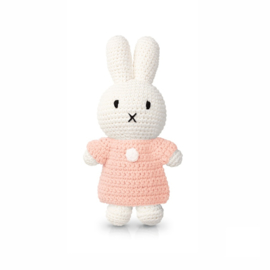 Strickmiffy in ihrem weiches rosa Kleid