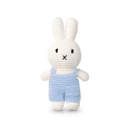 Strickmiffy in ihrem weichen blauen Kleid