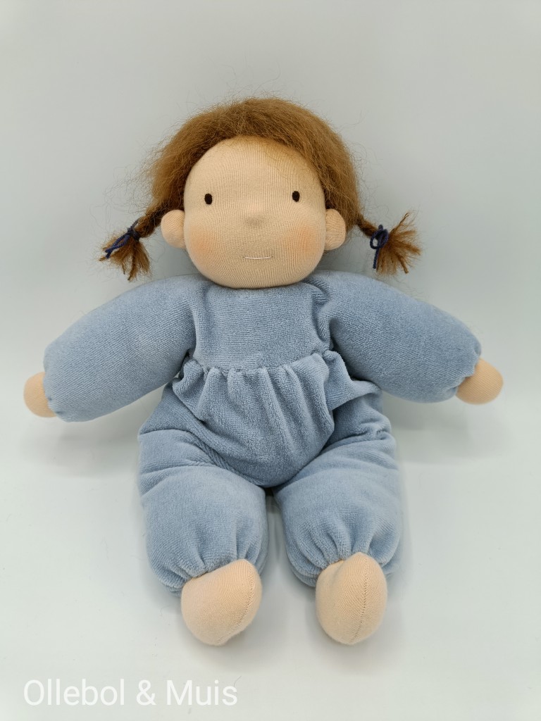 Knuffelpop licht blauw met bruine staartjes