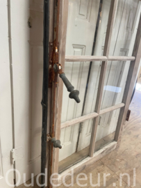 nr. r789 raam met nieuw glas en oude sluiting