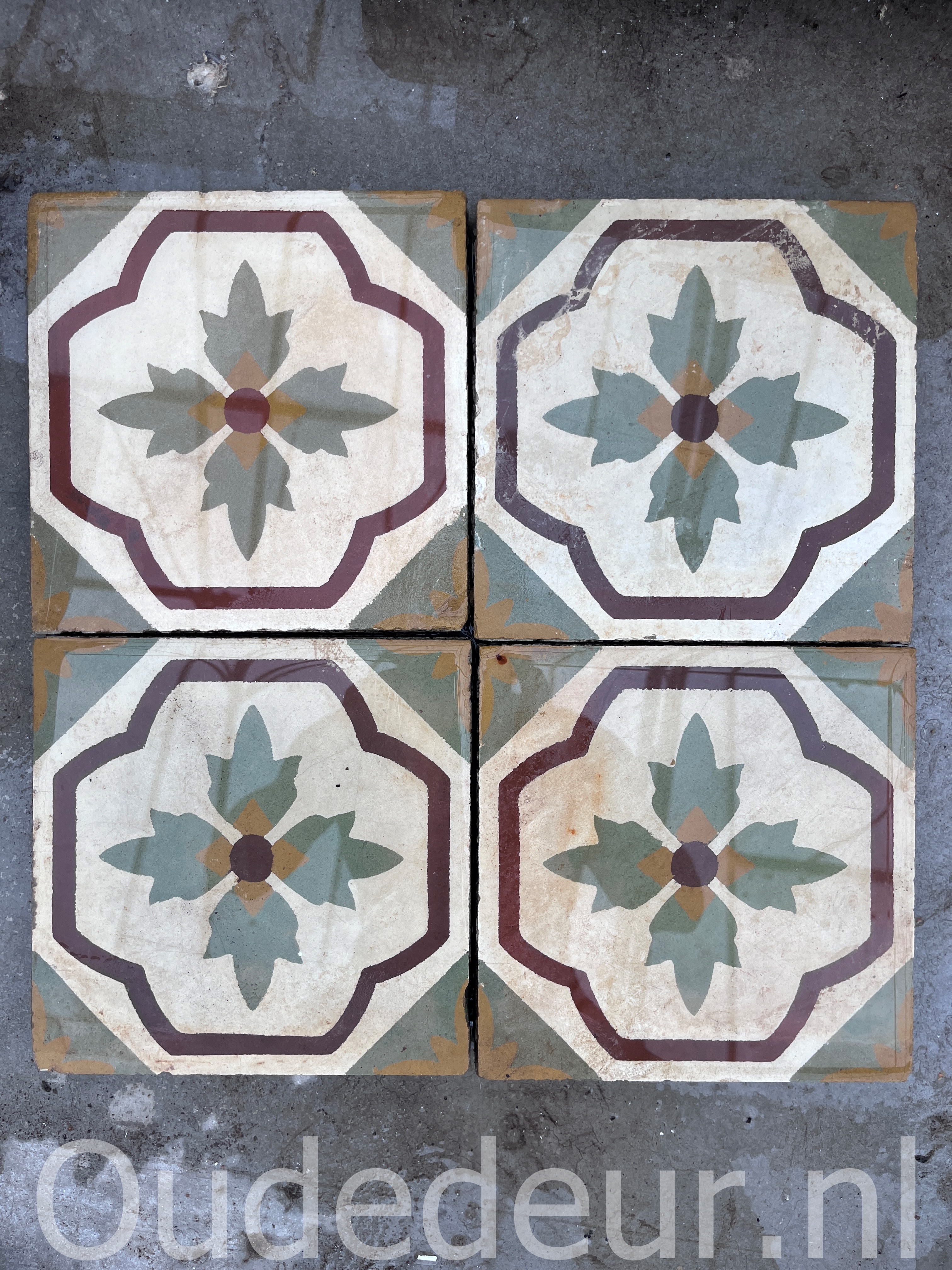 nr. 131 oude vloertegels met bloem figuur 3m2