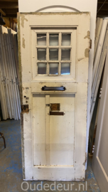 nr. v228 oude voordeur met ruitjes