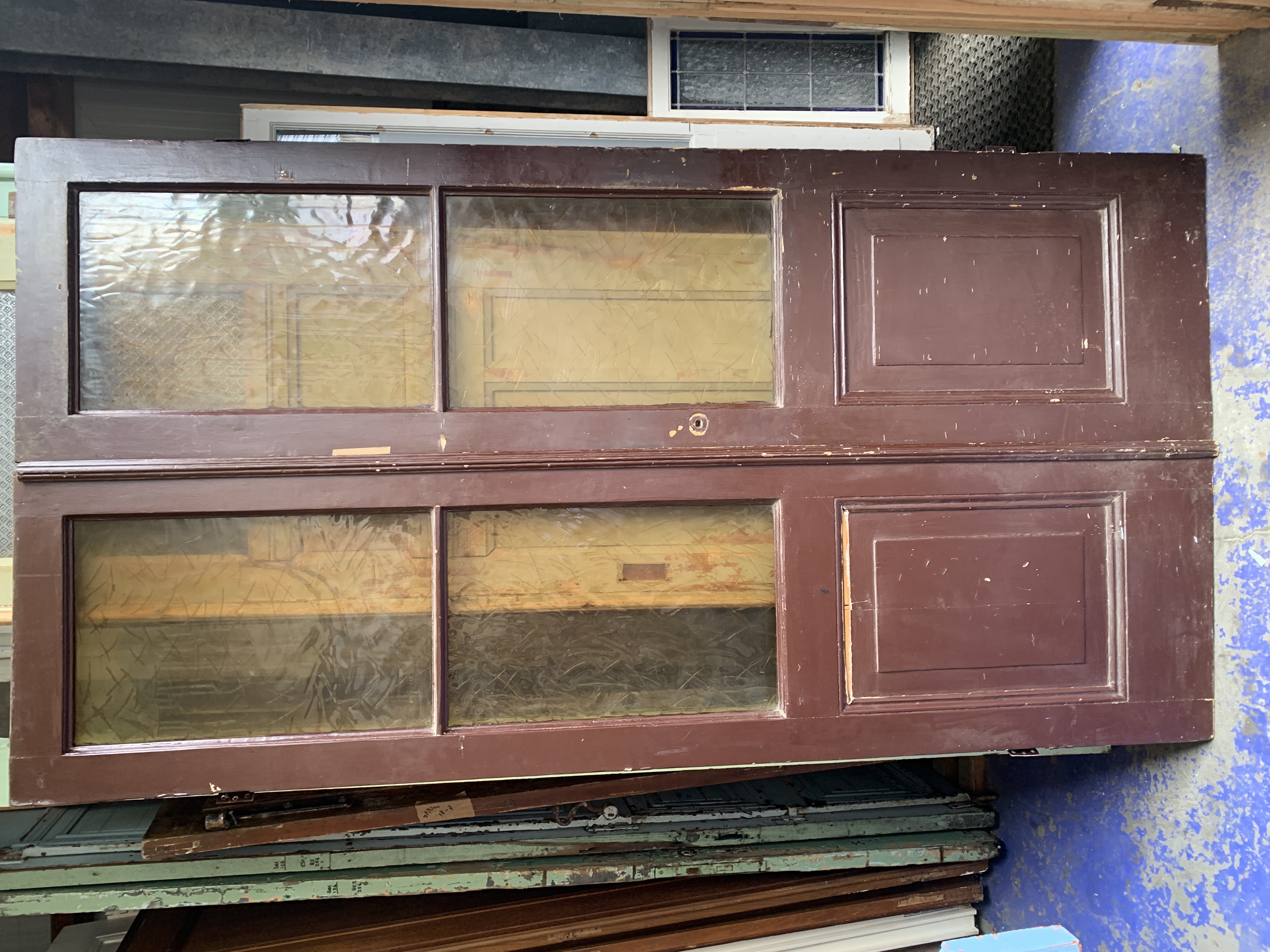 setje oude grenen deuren met glas, geel glas