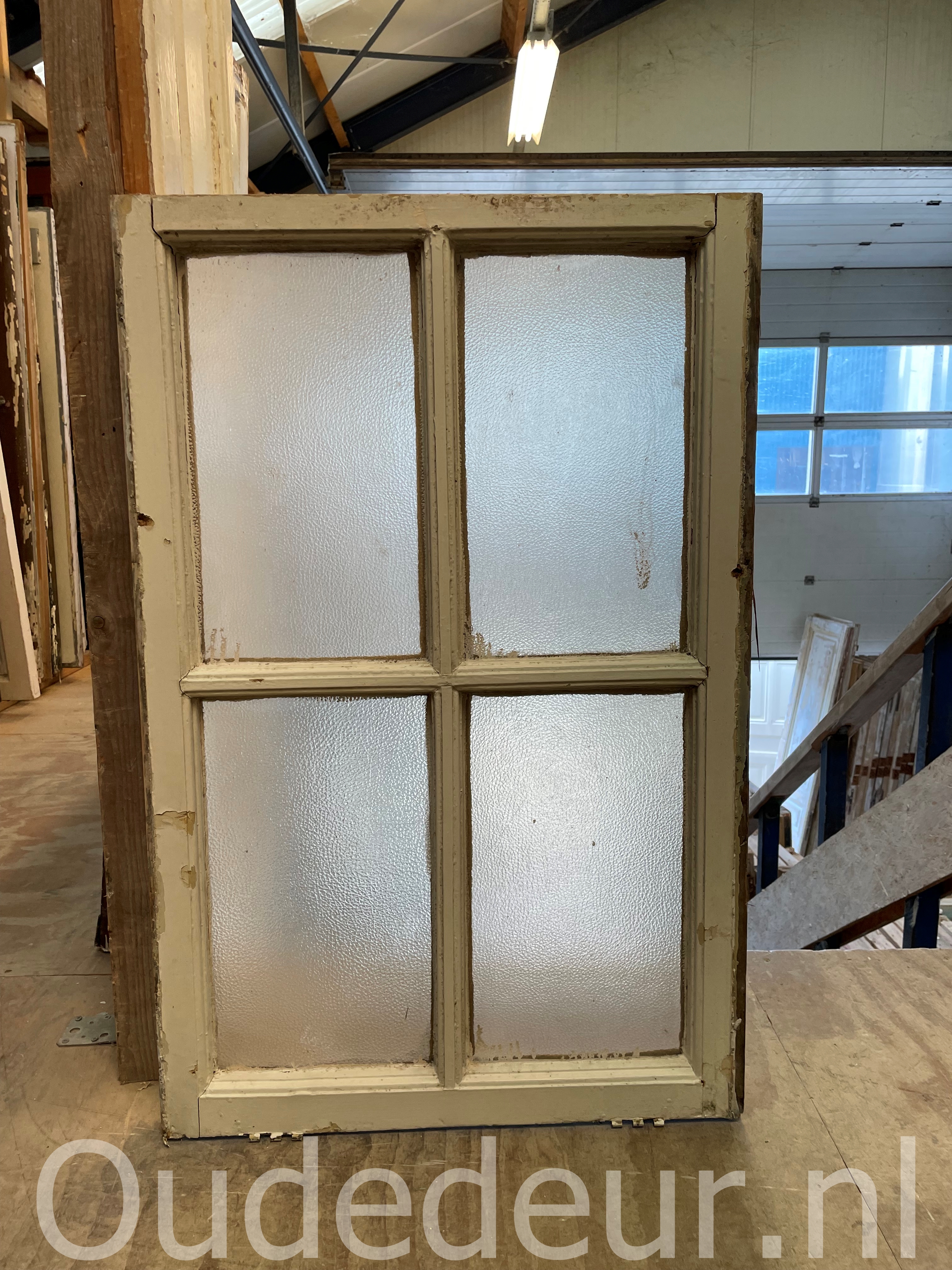 nr. r702 oude raam met mat glas