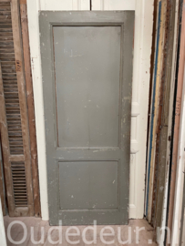 nr. 4686 oude deur met twee panelen