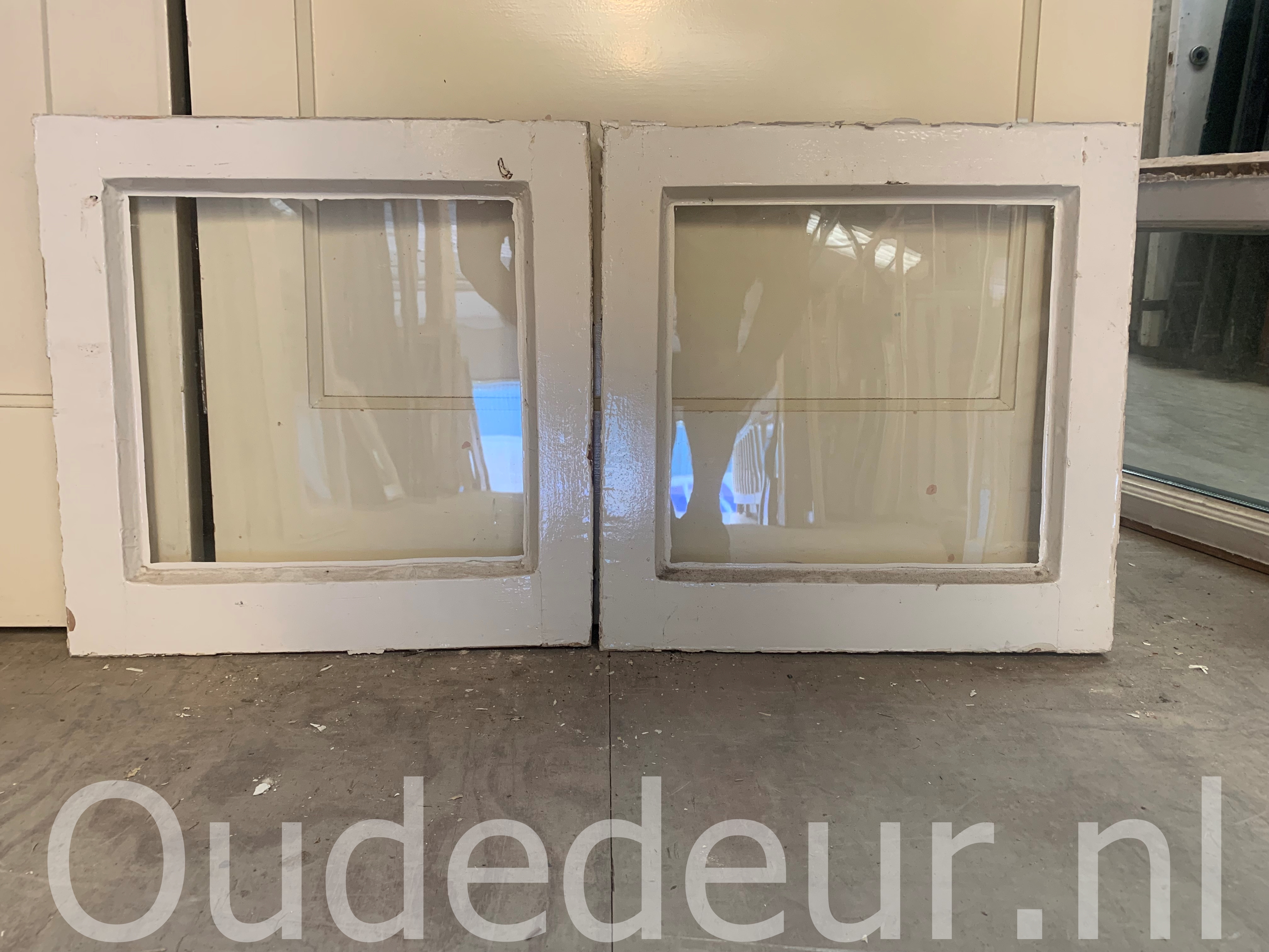 nr. r737 twee kleine raampjes