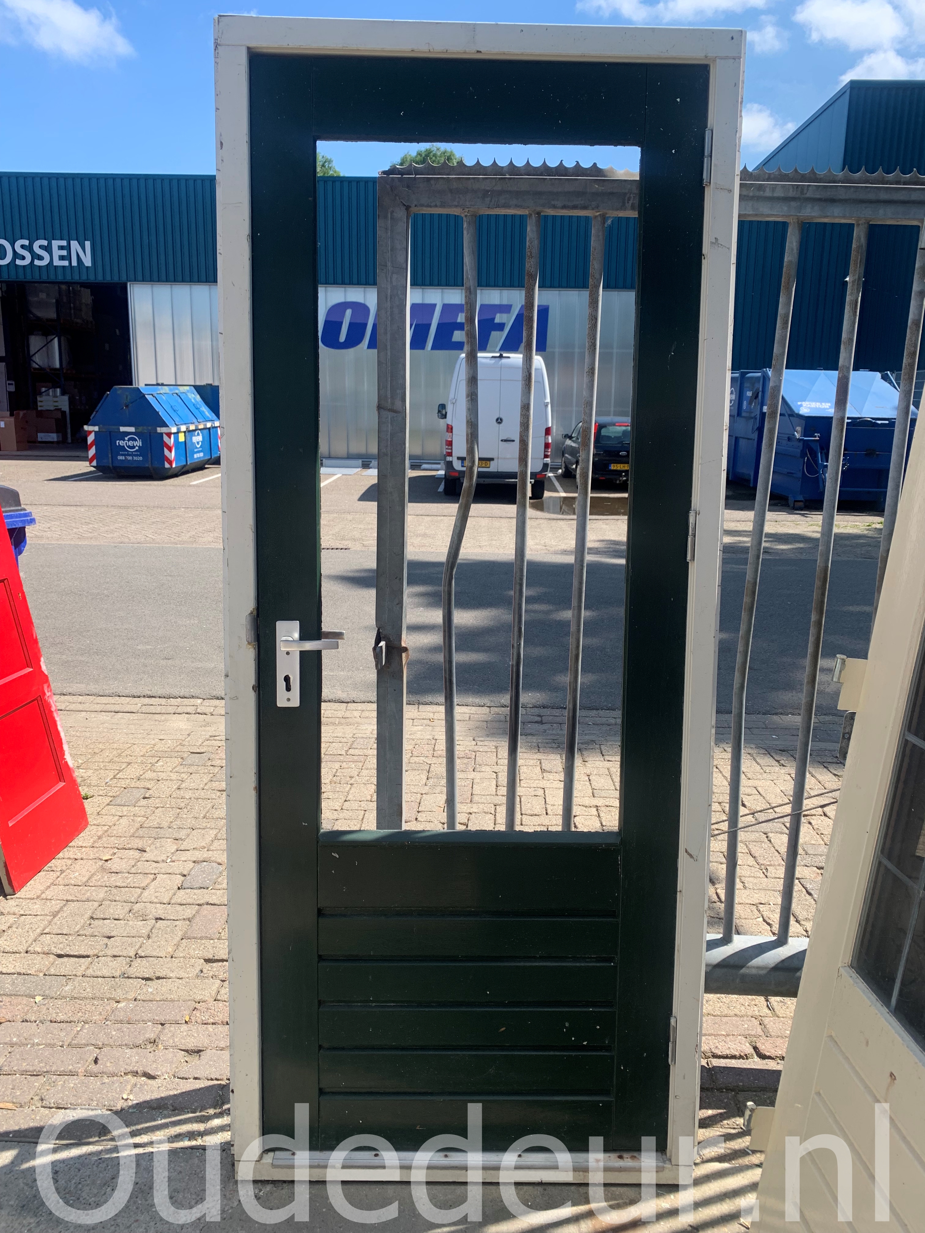nr. a593 achterdeur in kozijn, nu zonder glas er in