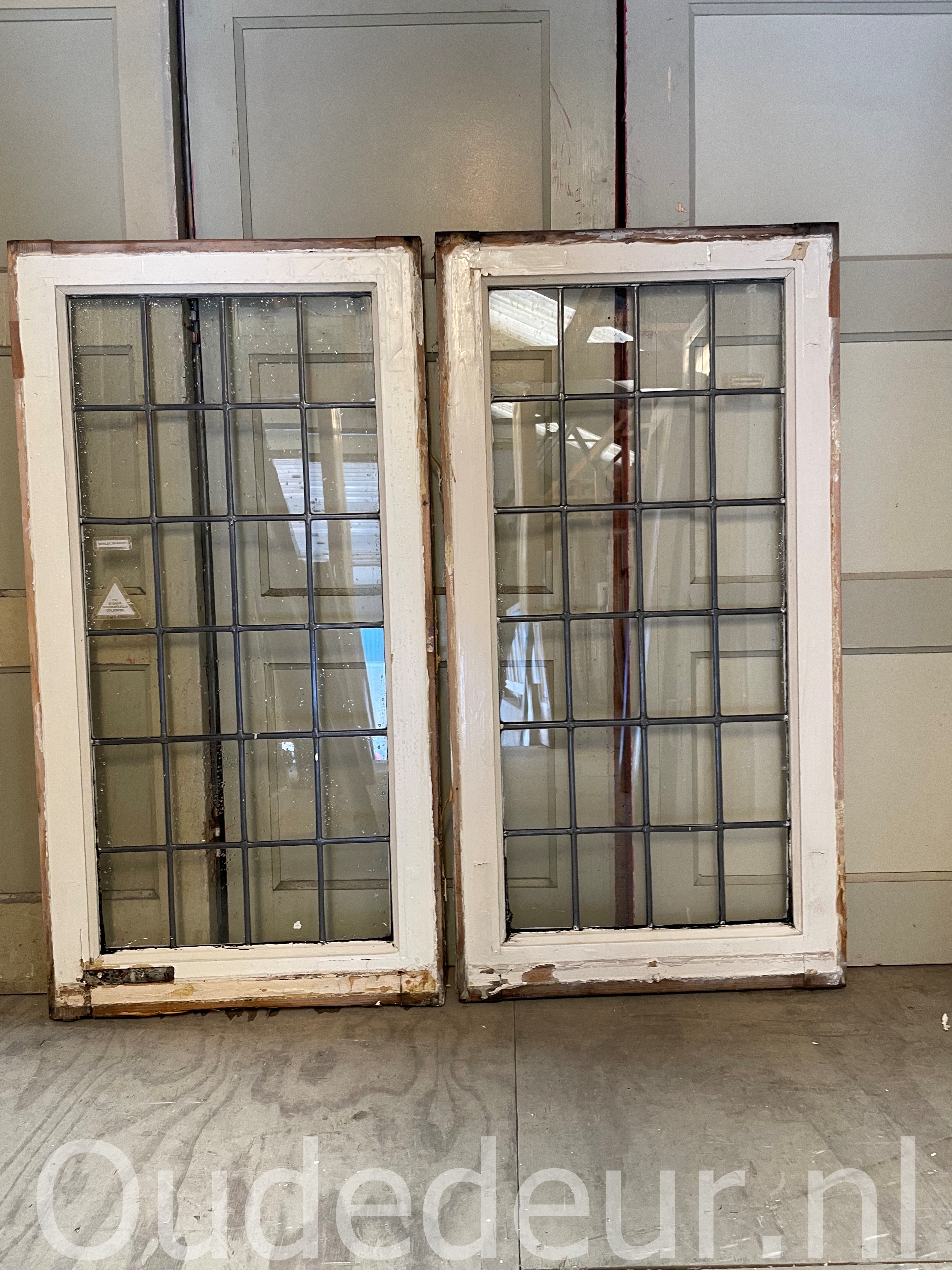 nr. r680 2 ramen met blank glas in lood