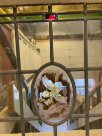 nr. r315 glas in lood raam met gebrandschilderde lelie