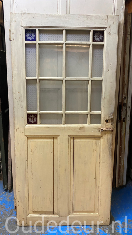 nr. 1302  oude deur met gekleurd glas