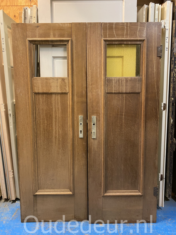 nr. 1557 twee gelijke oude deuren