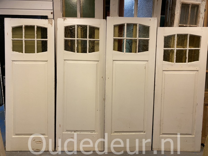 nr. 1539 oude deuren met ruitjes bovenin