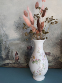 Vintage vaasje met droogbloemen