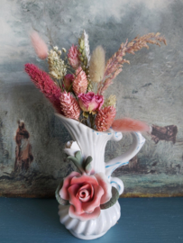 Vintage vaasje met droogbloemen