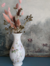 Vintage vaasje met droogbloemen