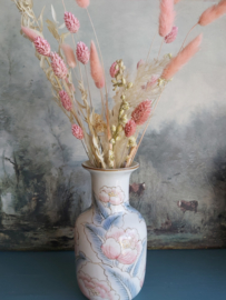 Vintage vaasje met droogbloemen