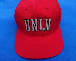 VINTAGE 90S STARTER ARCH PET ( LICHT GEBRUIKT ) RUNNIN REBELS UNLV ( ZEER ZELDZAAM )