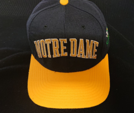 VINTAGE 90S STARTER ARCH PET DICHT MODEL ( LICHT GEBRUIKT ) NOTRE DAME FIGHTING IRISH ( ZELDZAAAM )