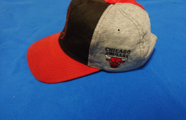 VINTAGE 90S STARTER LETTERMAN PET ( LICHT GEBRUIKT ) CHICAGO BULLS ( ZEER ZELDZAAM )