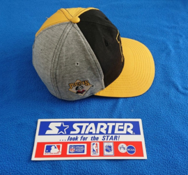 VINTAGE 90S STARTER LETTERMAN PET ( LICHT GEBRUIKT ) PITTSBURH PIRATES ( ZELDZAAM )
