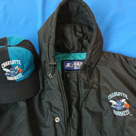 VINTAGE 90S STARTER PUFFER JAS + PINWHEEL PET ( LICHT GEBRUIKT ) CHARLOTTE HORNETS