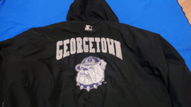 VINTAGE 90S STARTER PUFFER JAS ( LICHT GEBRUIKT ) GEORGETOWN HOYAS ( ZELDZAAM )