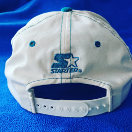 VINTAGE 90 STARTER ACADEMY ARCH PET WIT ( ZELDZAAM ) ( LICHT GEBRUIKT )  CHARLOTTE HORNETS