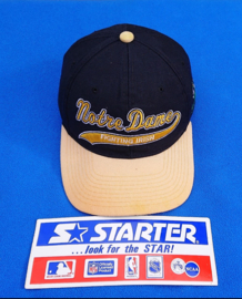 VINTAGE 90S STARTER SCRIPT PET ( LICHT GEBRUIKT ) NOTRE DAME FIGHTING IRISH ( ZELDZAAM )