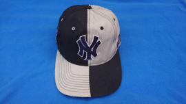 VINTAGE 90S STARTER TWO TONE PET ( LICHT GEBRUIKT ) NEW YORK YANKEES ( ZEER ZELDZAAM )