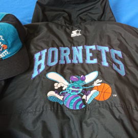 VINTAGE 90S STARTER PUFFER JAS + PINWHEEL PET ( LICHT GEBRUIKT ) CHARLOTTE HORNETS
