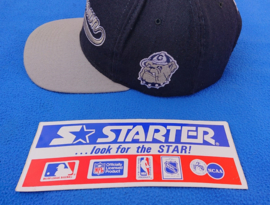 VINTAGE 90S STARTER SCRIPT PET ( LICHT GEBRUIKT ) GEORGETOWN HOYAS ( ZEER ZELDZAAM )