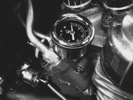 Liquid-Filled Oil Pressure Gauge, 'Black Face'. 0-100 PSI