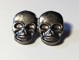 P221 - Pin - Two Metal Skulls (large)