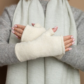 Sjaal met verhaal - wollen gebreide handwarmers cream
