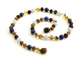 Barnsteen ketting kind olive met aquamarijn en lapis lazuli