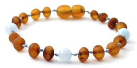 Barnsteen armbandje baby/peuter met draaisluiting cognac raw met aquamarijn