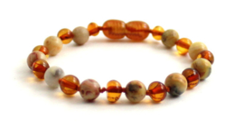 Barnsteen armbandje baby/peuter met draaisluiting cognac met crazy agaat