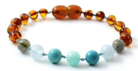 Barnsteen armbandje baby/peuter cognac met turquoise met labradoriet, aquamarijn en amazoniet