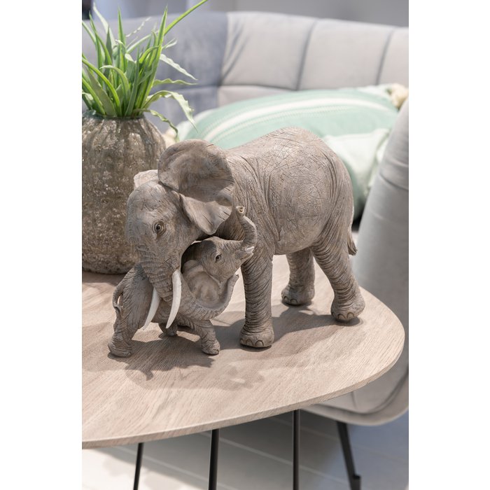 Olifant knuffelt kalf - grijs