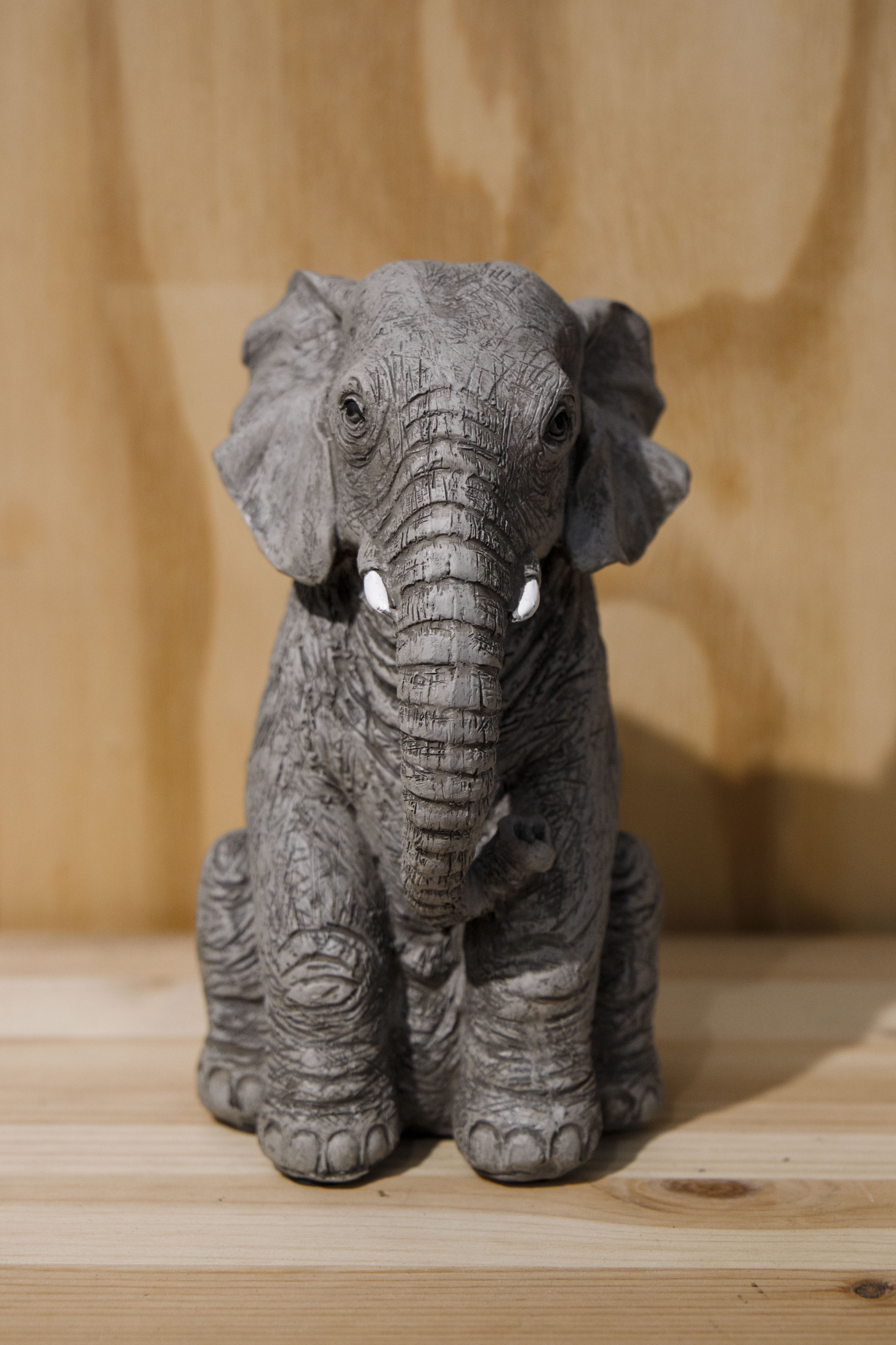 Zittende olifant - grijs