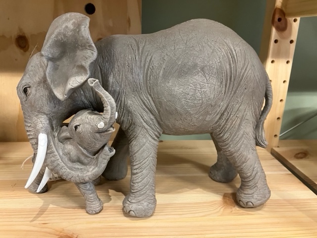 Olifant knuffelt kalf - grijs